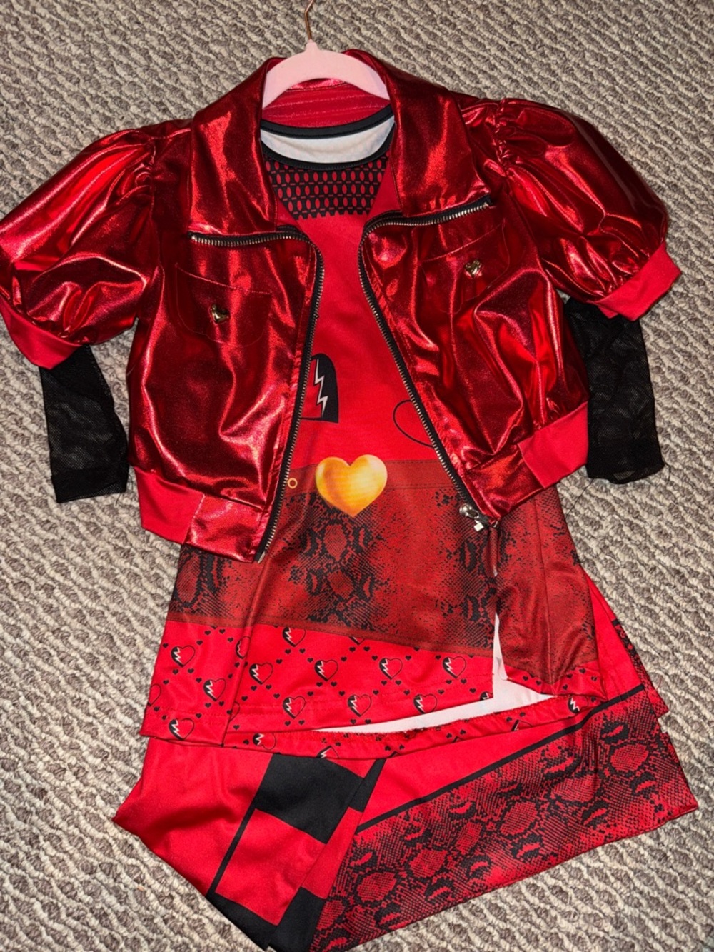 Disneys descendants Red Costume -Girls Red Heart Graphic set - Brand Unspecified